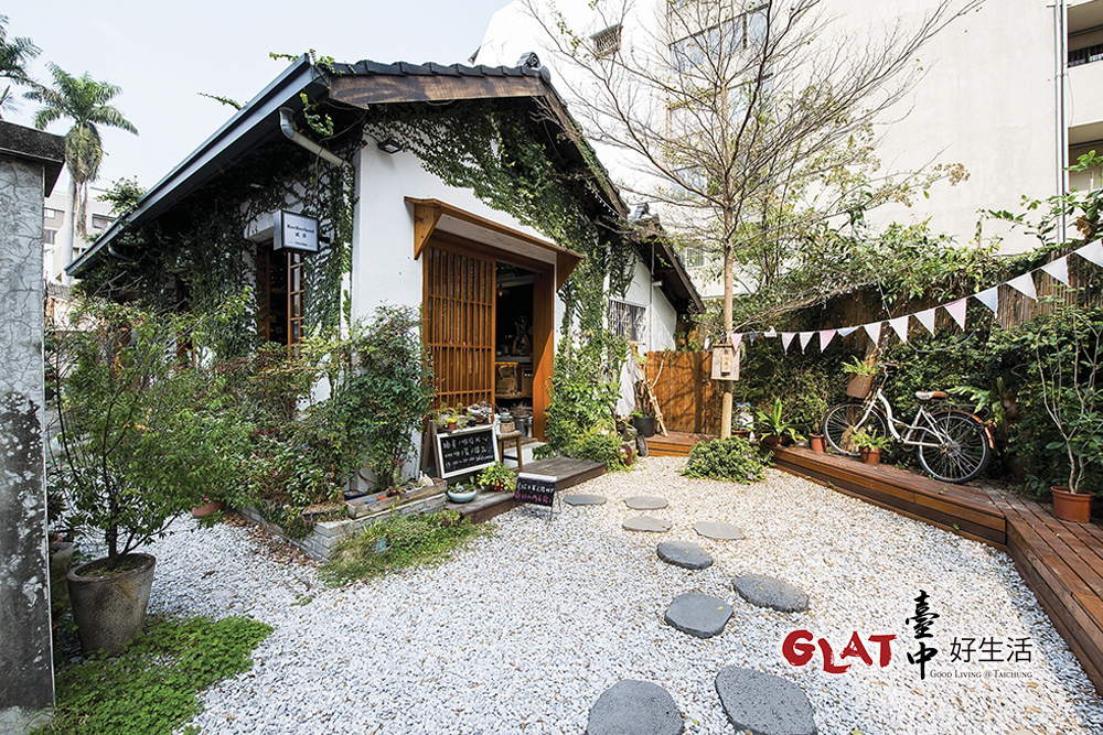 「小戶人家」是以手工乾燥花、香氛、雜貨為主的文創老屋店。 攝影／澄攝影
