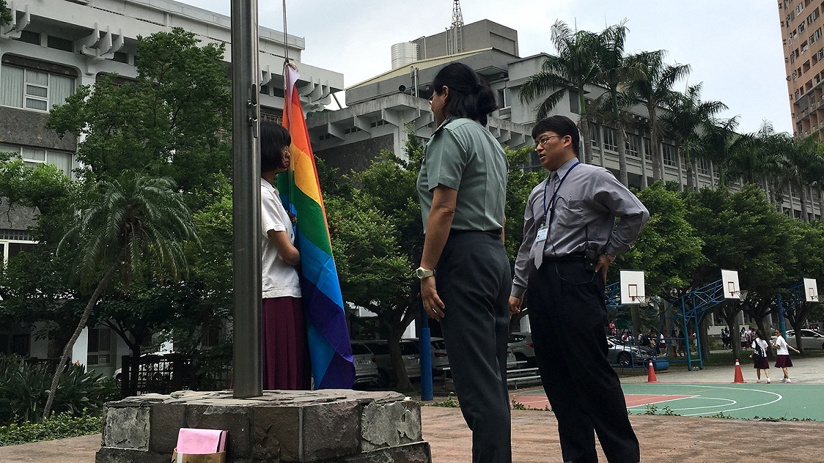 曉明女中19日強調，學校尊重多元表達，但國旗桿就是升國旗，不適合升其他旗幟。 圖：楊婧函／提供