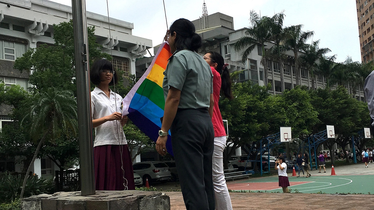 曉明女中畢業生楊婧函9日試圖在畢典升彩虹旗，被校方制止。 圖：楊婧函／提供