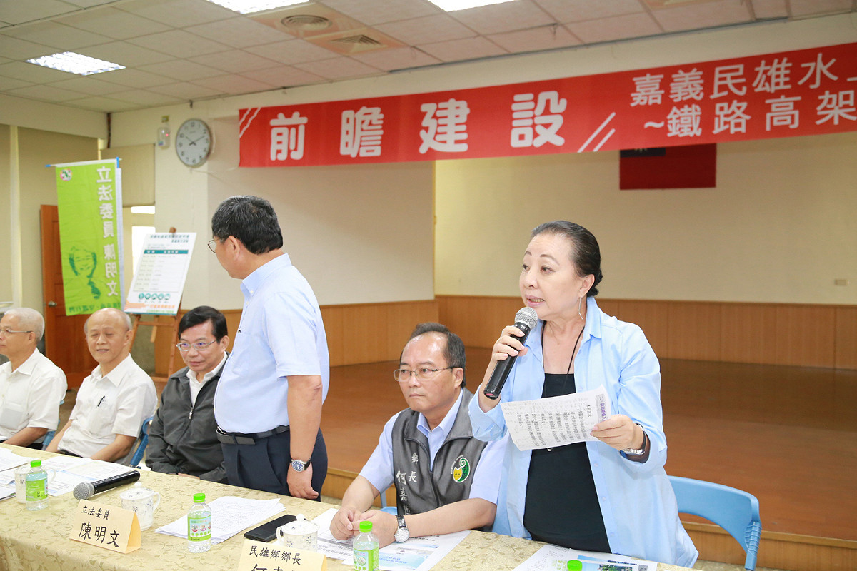 嘉義縣長張花冠今 (19) 日趁交通部政務次長王國材開「前瞻基礎建設計畫-軌道建設」座談會時，要求行政院能加緊腳步完成前瞻軌道建設。 圖 : 嘉義縣政府/提供
