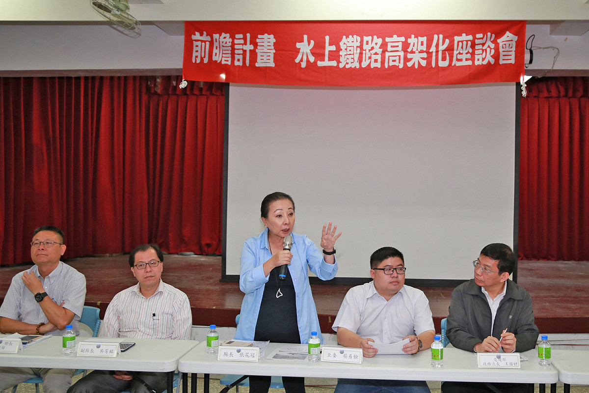 嘉義縣長張花冠今 (19) 日趁交通部政務次長王國材開「前瞻基礎建設計畫-軌道建設」座談會時，要求行政院能加緊腳步完成前瞻軌道建設。 圖 : 嘉義縣政府/提供
