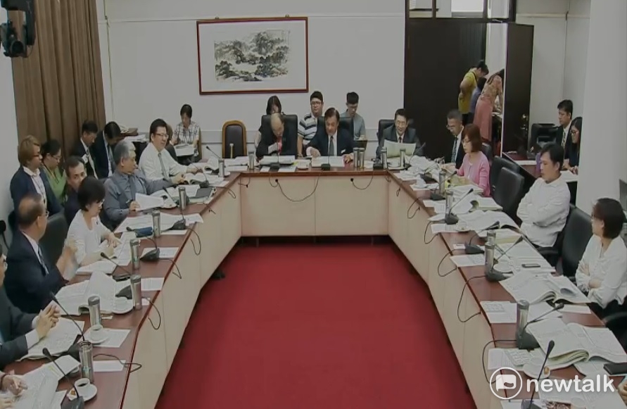 立法院臨時會今天接續協商《公立學校教職員退休資遣撫卹條例草案》，立法院長蘇嘉全裁示，粗估明天早上應可以完成《政務人員退職撫卹條例草案》，下午就可以就「公務三法」爭議部分進行第二輪協商，最慢周四進入院會宣讀有共識的條文。 圖：翻拍自立法院黨團協商直播