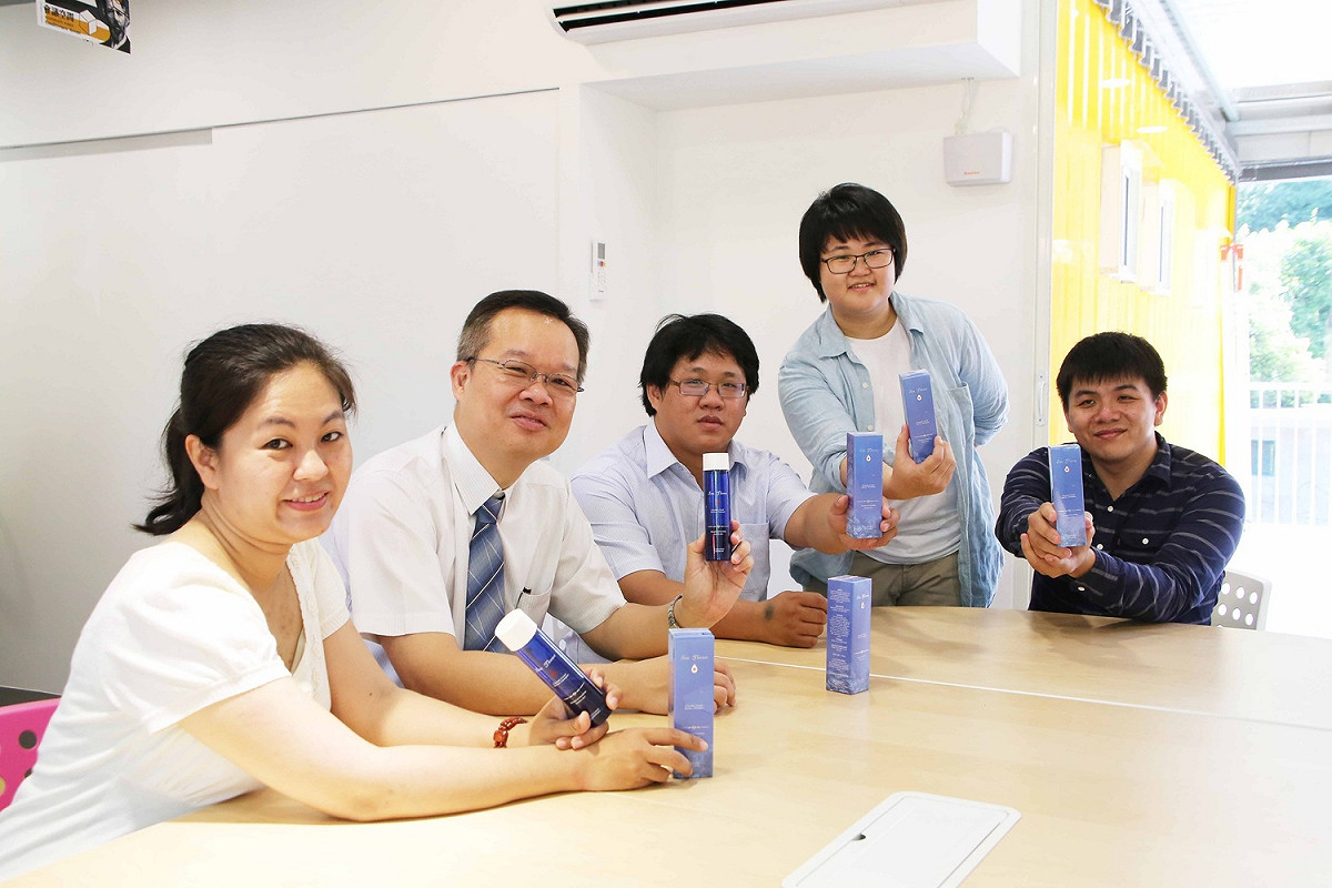 中山大學海資系碩博生及教授共組的「習鑫國際生醫科技股份有限公司」，是全台灣第1個由師生共同成立、地址登記在大專校院的新創公司，也是校園衍生企業。 圖：中山大學/提供