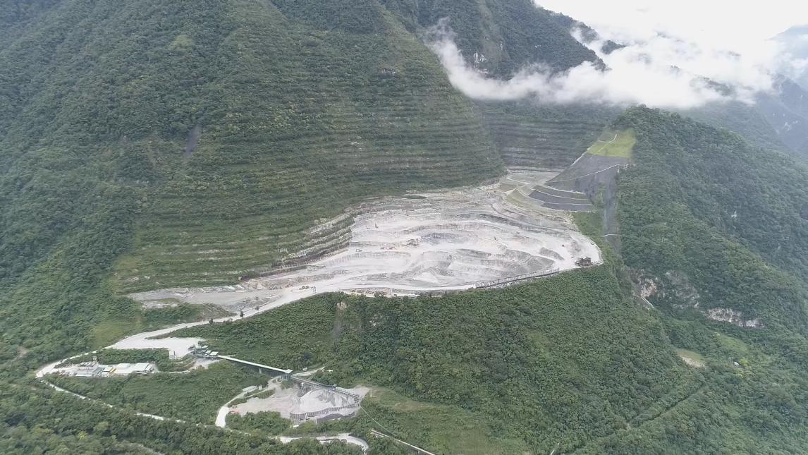 導演齊柏林生前一張照片，讓亞泥新城山礦區再次成為社會關注焦點。 圖：翻攝「阿東魚池」相簿。
