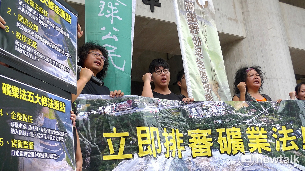 地球公民基金會20日號召民眾於6月25日星期天下午3點，於行政院前集合參與「看見亞泥，搶救太魯閣」大遊行。 圖：汪少凡／攝