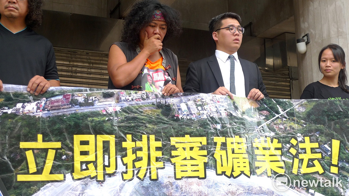 亞泥案律師謝孟羽20日痛批，礦務局審查程序不公開，族人甚至「看電視才知道」展限通過。 圖：汪少凡／攝