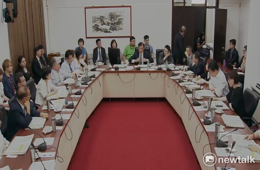 立法院長蘇嘉全最後裁示，明天下午兩點半進行協商，21日進入院會宣讀，22日在院會裡處理爭議條款，一切依照議事規則進行。 圖：翻拍自立法院直播
