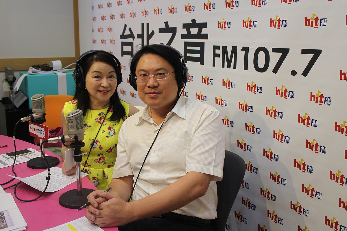 基隆市長林右昌（右）今日上午接受《蔻蔻早餐》主持人周玉蔻（左）訪問。 圖 : Hit Fm《蔻蔻早餐》/提供