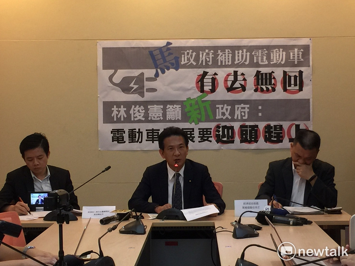 民進黨立委林俊憲21日召開記者會，痛批裕隆公司拿政府巨巨額科專計畫研發電動車，但至今卻連一台可市售的電動車都沒有，根本就是政府包庇。 圖：林人芳／攝