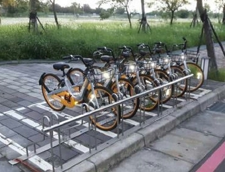 oBike進駐港都，由於具備使用手機App借還車、無需定點借還車的使用特性，使高市環保局委託高捷公司經營的Cbike，因採定點營運而備受壓力。 圖：高雄市交通局提供