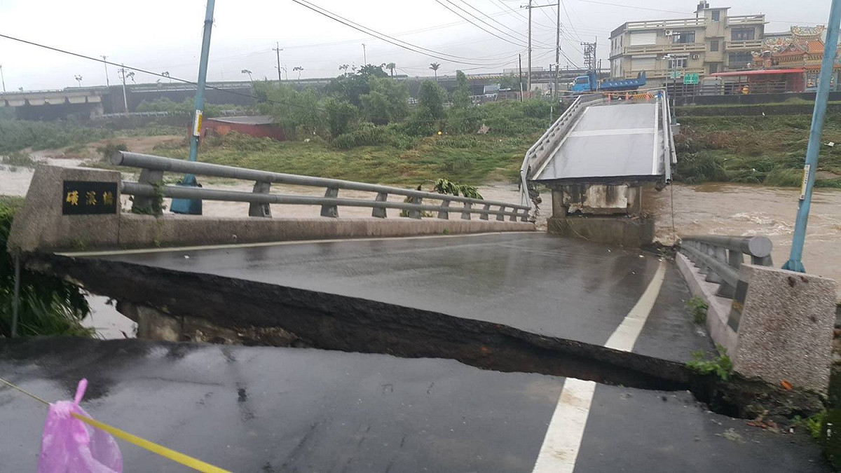 因為暴雨金山的磺溪橋被沖斷 圖:翻攝自朱立倫臉書