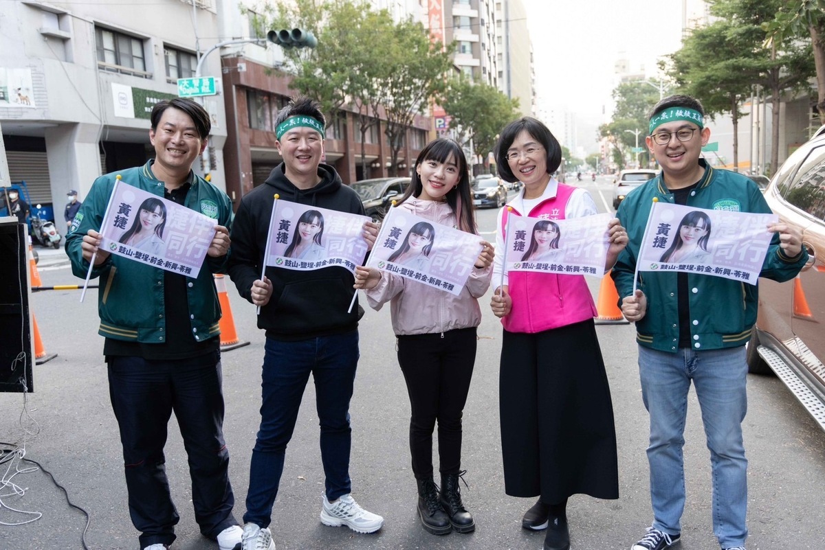 卓冠廷(右一)、李正皓(左二)、陳柏惟(左一)、蘇巧慧(右二)輔選黃捷(中)。 圖：黃捷競總/提供
