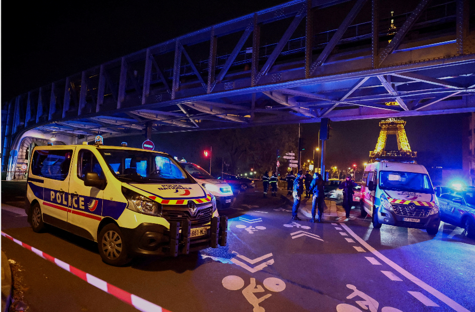 法國巴黎市中心艾菲爾鐵塔附近2日有路人遇襲已知1死，警方在現場拉起封鎖線。 圖/路透社
