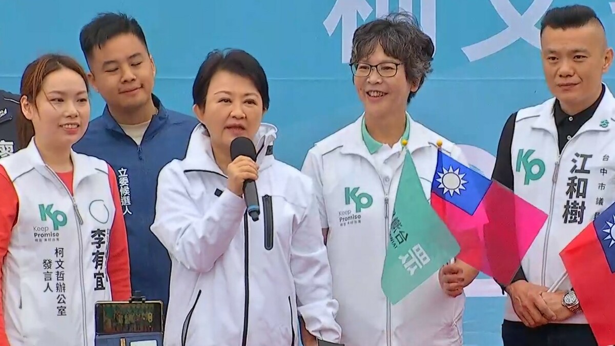 民眾黨立委參選人蔡壁如今（3）天於梧棲成立競選總部，國民黨台中市長盧秀燕上午9點多現身力挺，與預計11點到場的柯文哲巧妙錯開。 圖：截自蔡壁如臉書粉專直播。