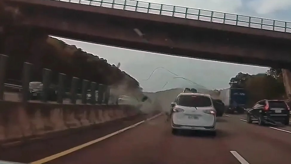 台電承包商於國道上空施工疏失造成國道1死3傷連環車禍。 圖：翻攝《記者爆料網》
