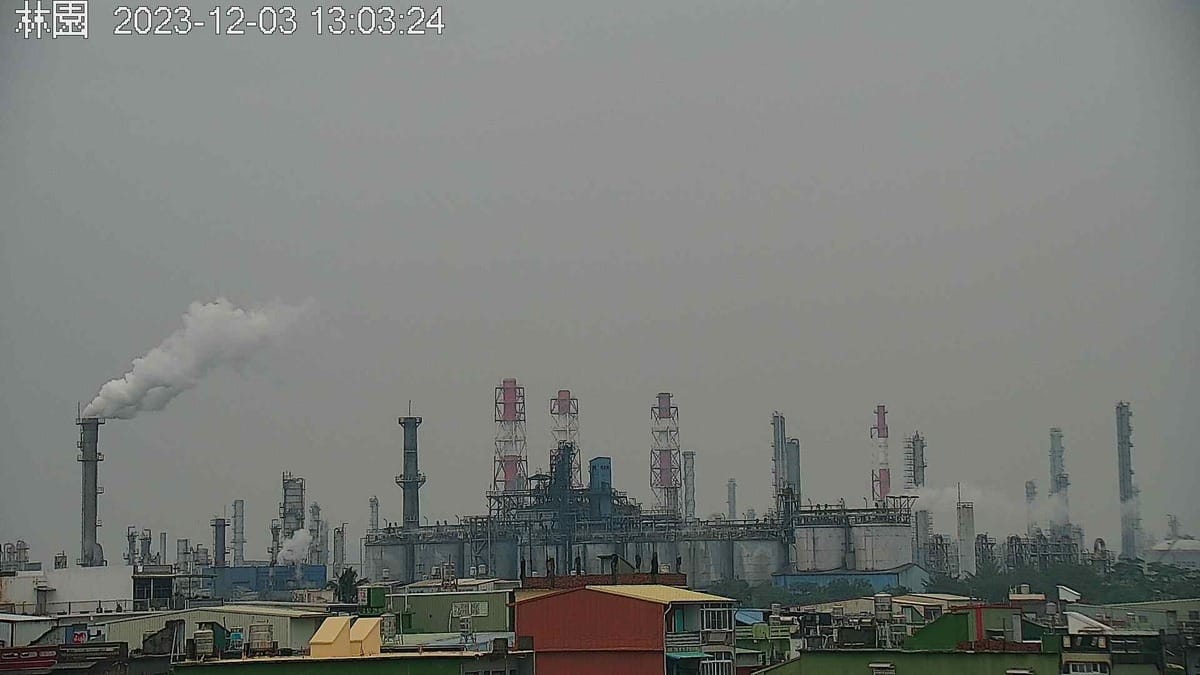 今(3)日東北季風稍減弱，環境風場為東北風，竹苗以北位於迎風面，擴散條件佳，中部以南位於下風處，污染物稍易累積。 圖：翻攝自空品監測網