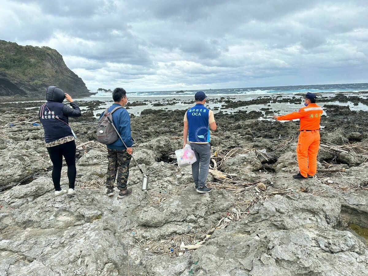 台東縣環境保護局12月1日接獲民眾通報，綠島鄉知名景點柚子湖發生不明來源油污染情形。 圖：台東縣環境保護局 / 提供