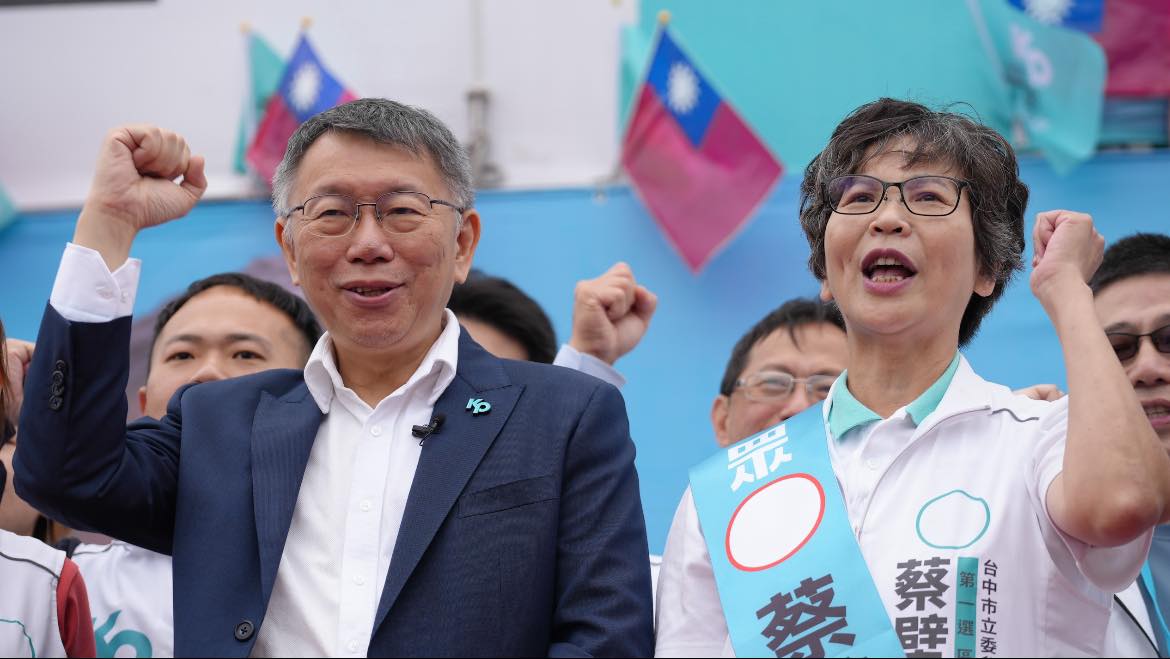 政治評論員李正皓指出，民眾黨在台中辦活動時，一樣在動員群眾時發放便當跟遊覽車作運輸。 圖：取自蔡壁如臉書粉專。