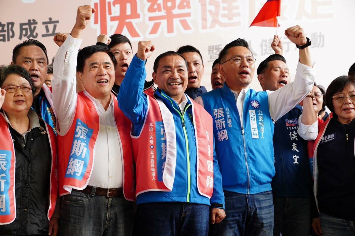 國民黨總統候選人侯友宜今（3）天出席藍營立委參選人張斯綱的競選總部成立大會。 圖：取自張斯綱臉書粉專。