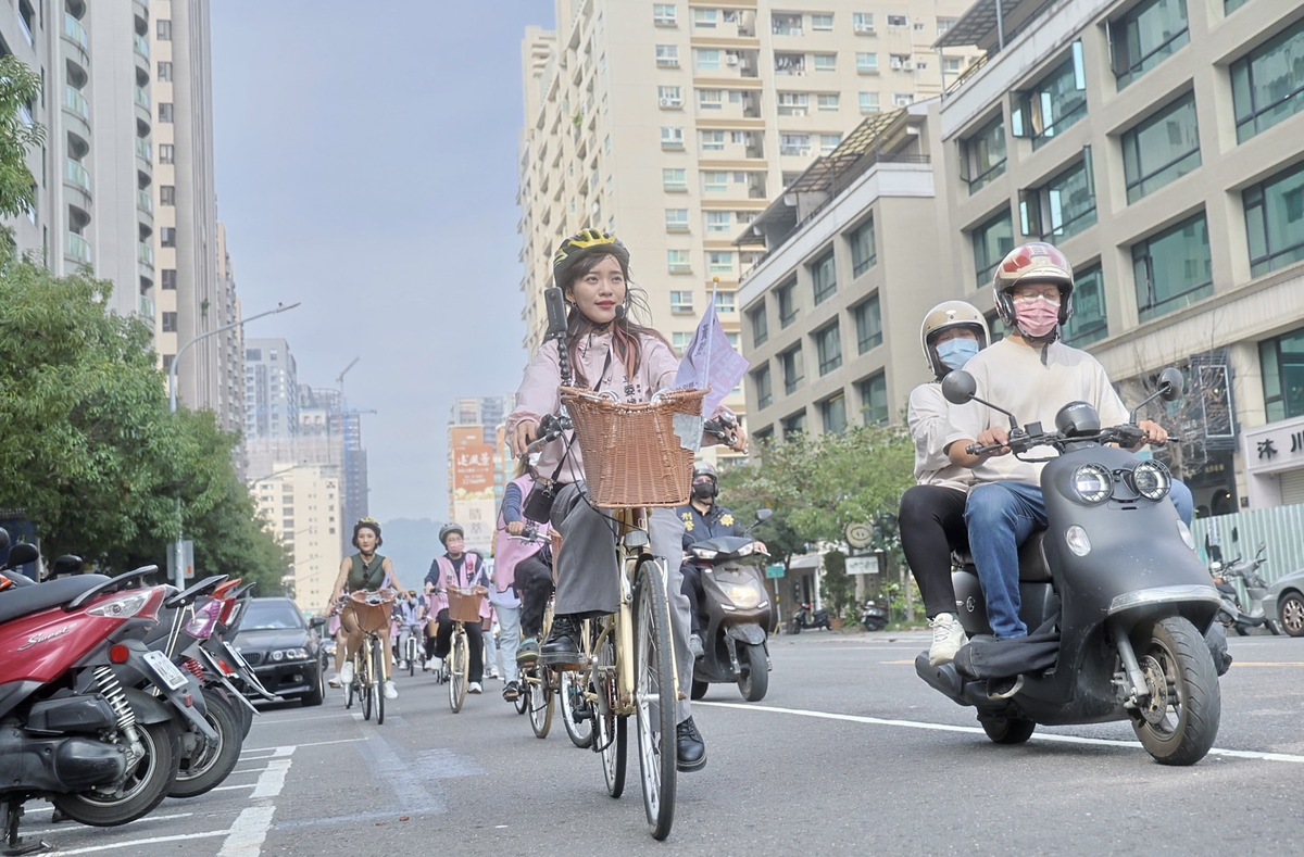 黃捷啟動「腳踏車車掃團」。 圖：黃捷競總/提供