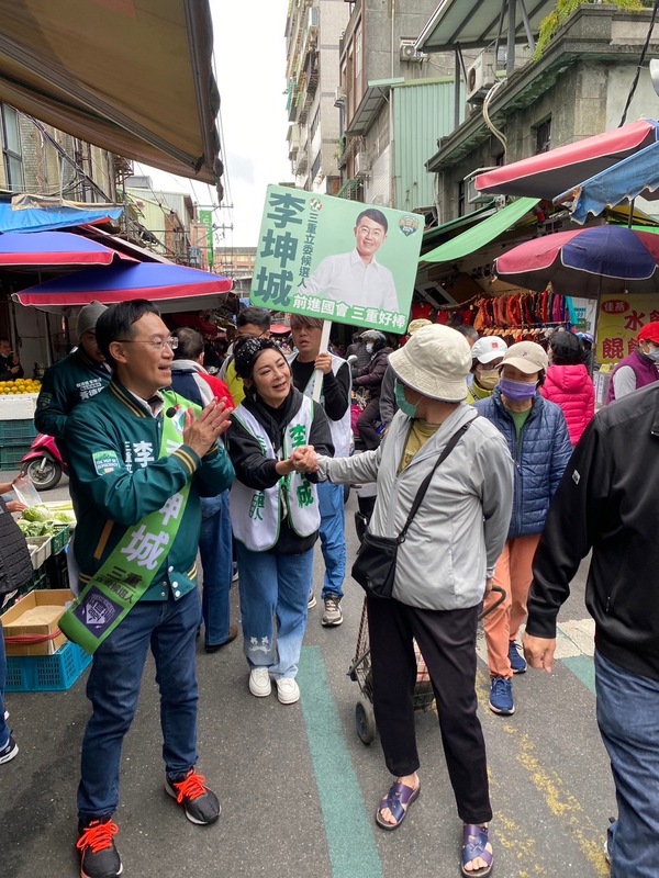 民進黨三重立委候選人李坤城今（3）日在保庇天后王彩樺的陪同之下，到新北市三重的三和市場掃街拜票。 圖：李坤城競選總部提供