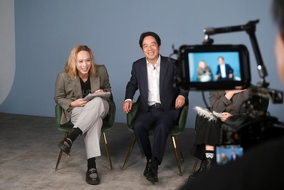 賴清德近日受邀參與 YouTube 訪談節目「驚奇玩起來」，與主持人 Sandra、Eko 幽默互動，現場笑聲不斷。 圖：賴清德競選辦公室提供