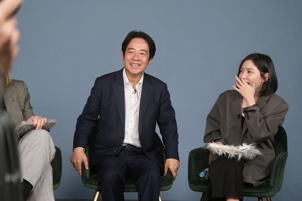 賴清德近日受邀參與 YouTube 訪談節目「驚奇玩起來」，與主持人 Sandra、Eko 幽默互動，現場笑聲不斷。 圖：賴清德競選辦公室提供