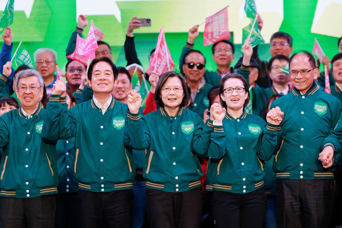 民進黨總統候選人賴清德（前排左二）總統全國暨台北市競選總部成立大會，聲勢浩大，他選擇駐美代表蕭美琴（前排右二）當副手，被認為加分許多。 圖：翻攝自蕭美琴臉書