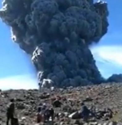 印尼馬拉皮火山突噴發 11 遊客逃生不及死亡 還有 12 人待救援。 圖 : 翻攝自 X ( 前推特 )