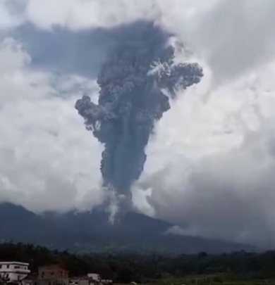 印尼馬拉皮火山突然噴發，火山灰直衝雲霄。 圖 : 翻攝自 X ( 前推特 )