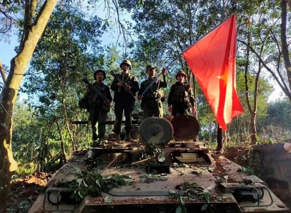 果敢同盟軍攻勢猛烈，緬軍節節敗退。 圖 : 翻攝自雷姐的機械空間