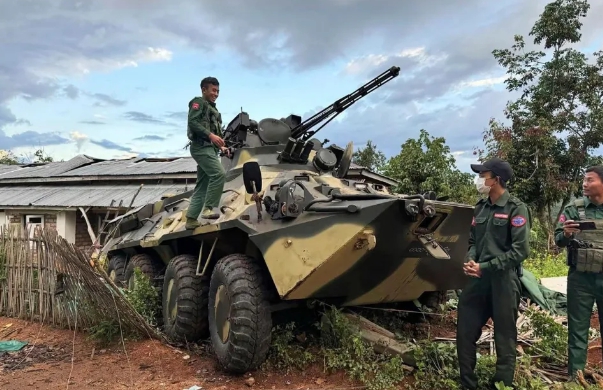 反叛軍攻破緬軍在果敢地區設置的堡壘。 圖 : 翻攝自雷姐的機械空間