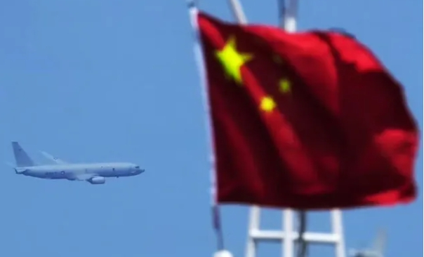 先前菲船在仁愛礁進行補給，美軍就曾出動 P-8A 巡邏機在現場助陣。 圖 : 翻攝自第一軍情