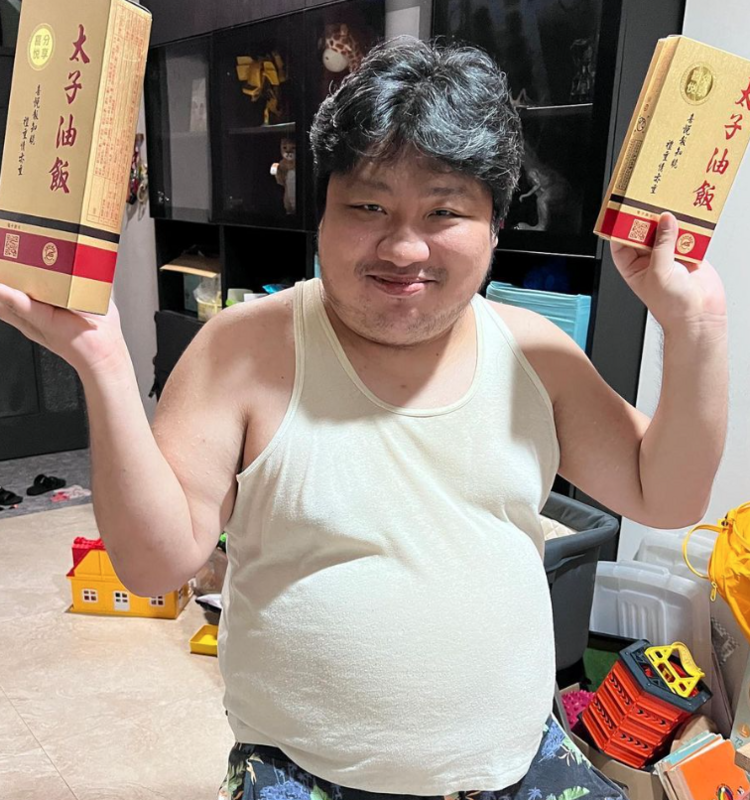 統神日前直播途中椅子突然壞掉，統神只好親自嘗試將椅子修好。 圖：翻攝自統神IG
