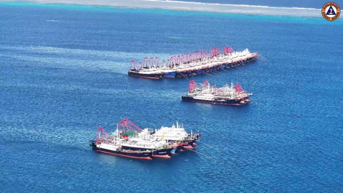 菲律賓海岸防衛隊發布監控報告，指中國在南沙群島九章群礁東北端的朱利安費利佩礁(Julian Felipe Reef；中國稱為牛軛礁，Whitson Reef)「非法」聚集約135艘海上民兵船隻。 圖：翻攝「X」@jaytaryela