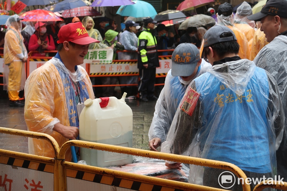 一位青山宮廟方人員推著一桶汽油，離賴清德最近僅有3公尺 圖：林朝億/攝