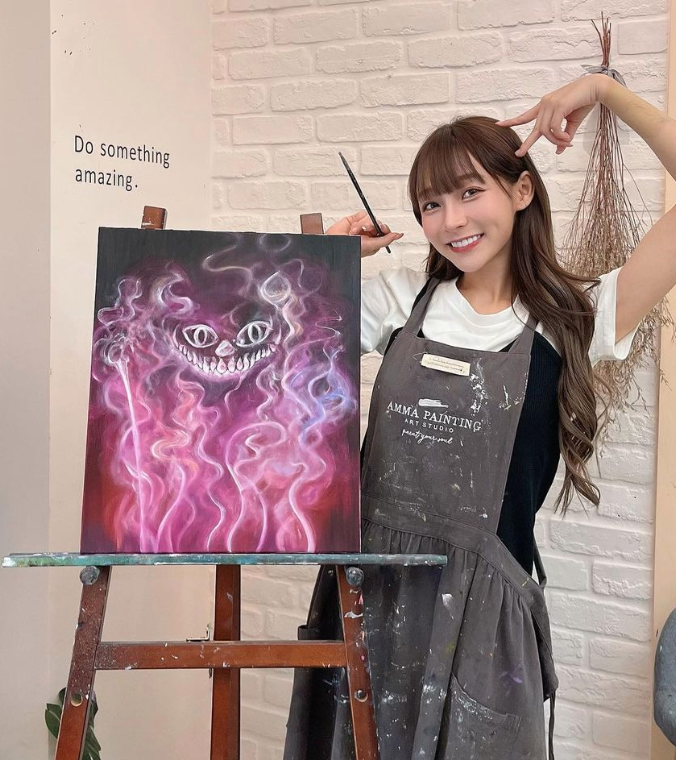 林襄分享自己的繪畫作品「煙幕瀰漫的壞貓」耗時2個多月終於完工，並跟成品開心合照。 圖：翻攝自林襄IG