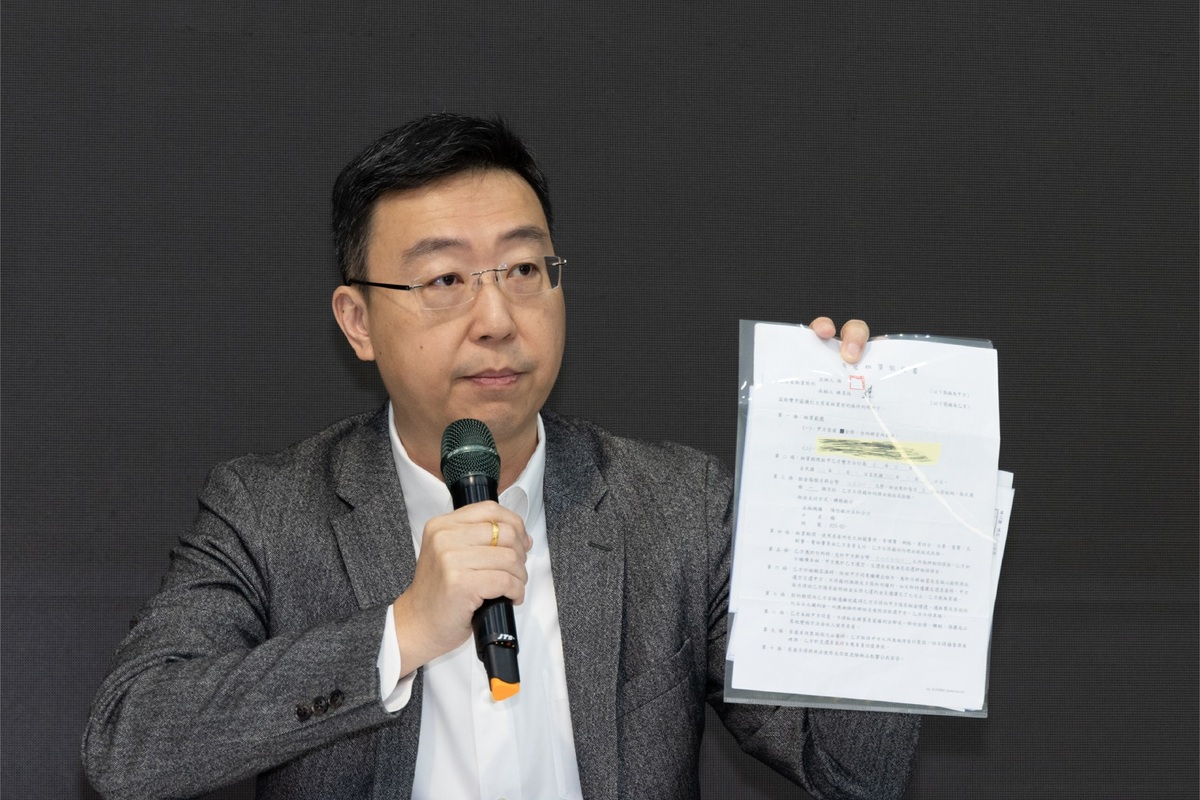 賴清德競總發言人陳世凱出示潘孟安相關租賃契約、匯款單據。 圖：賴清德競選總部提供