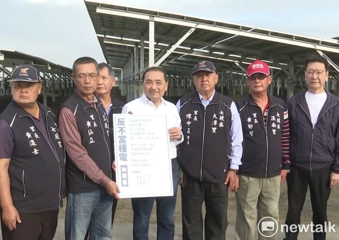 國民黨總統參選人侯友宜、副總統參選人趙少康前往台南七股區關心太陽光電發展現況，同聲批評政府的能源政策和光電弊端，侯友宜承諾若當選將重新盤點所有問題，兩人並簽署當地居民發起的「反不當種電」連署書。 圖：黃博郎／攝