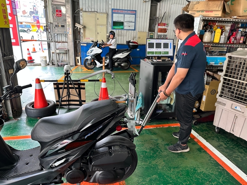 環保局呼籲，機車出廠滿5年後，每年即應依行照原發照月份前後1個月期間，主動前往機車排氣檢驗站完成年度排氣定檢。 圖：台中市環保局/提供