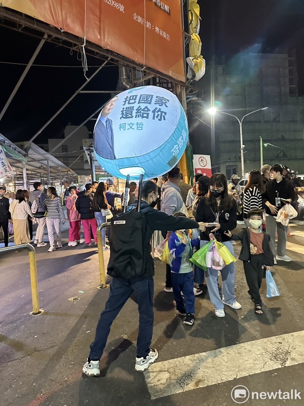 民眾黨在台南雖未提名區域立委候選人，沒有立委候選人的組織動員，但有許多志工都在各區掃街拜票，獲得鄉親們的熱情迴響。 圖：民眾黨台南市黨部提供