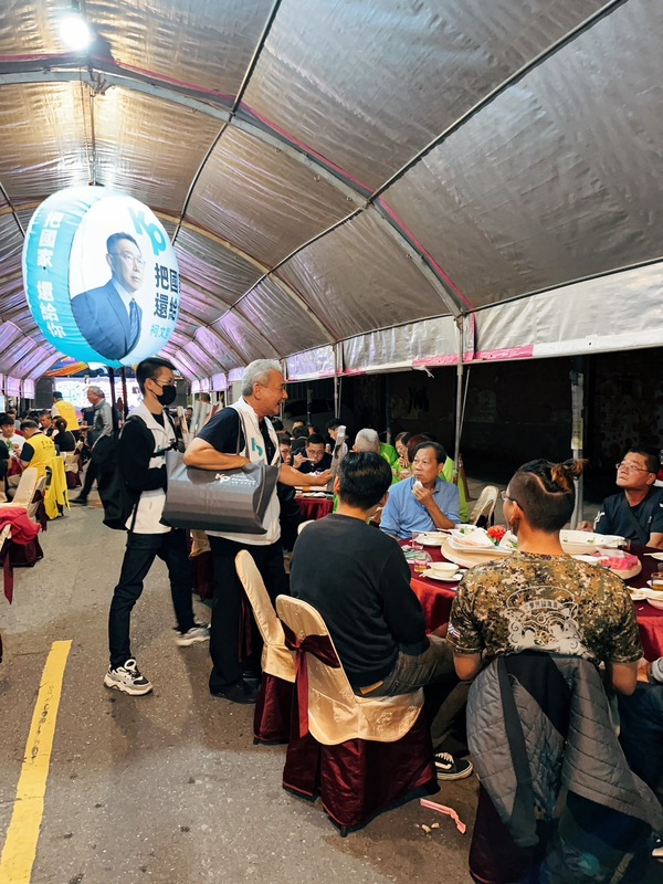 民眾黨在台南雖未提名區域立委候選人，沒有立委候選人的組織動員，但有許多志工都在各區掃街拜票，獲得鄉親們的熱情迴響。 圖：民眾黨台南市黨部提供