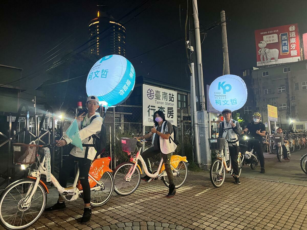 民眾黨在台南雖未提名區域立委候選人，沒有立委候選人的組織動員，但有許多志工都在各區掃街拜票，獲得鄉親們的熱情迴響。 圖：民眾黨台南市黨部提供