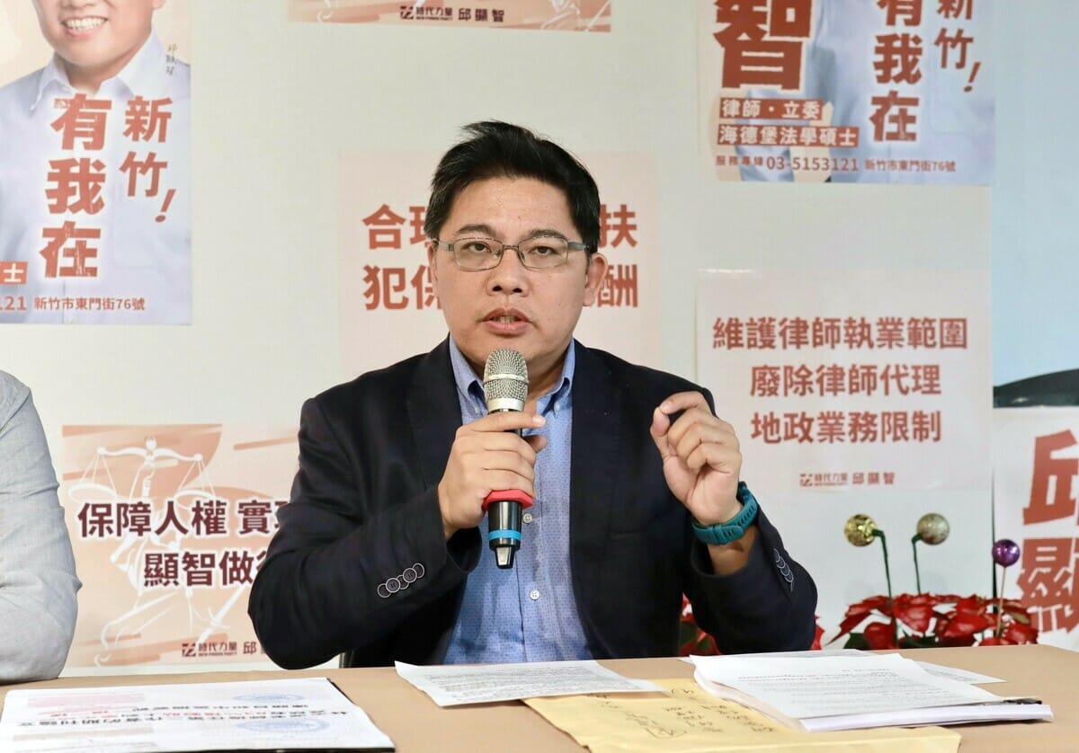 時代力量立委邱顯智今(5)日再爆料林志潔多篇著作複製貼上學生碩論、涉嫌抄襲。 圖：立法委員邱顯智辦公室/提供