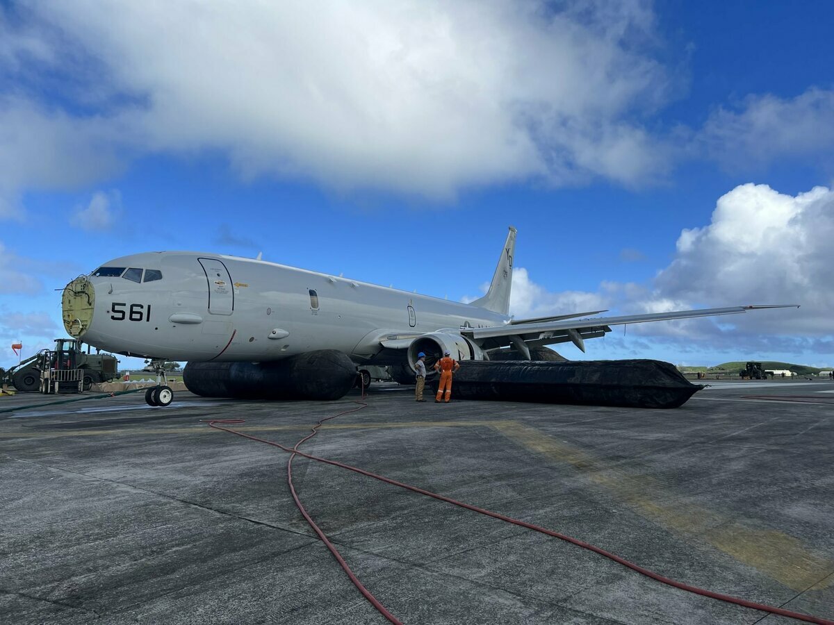 順利打撈上岸的P-8A反潛機換上新的起落架及輪胎，將進行淡水清洗作業。 圖：翻攝US Navy
