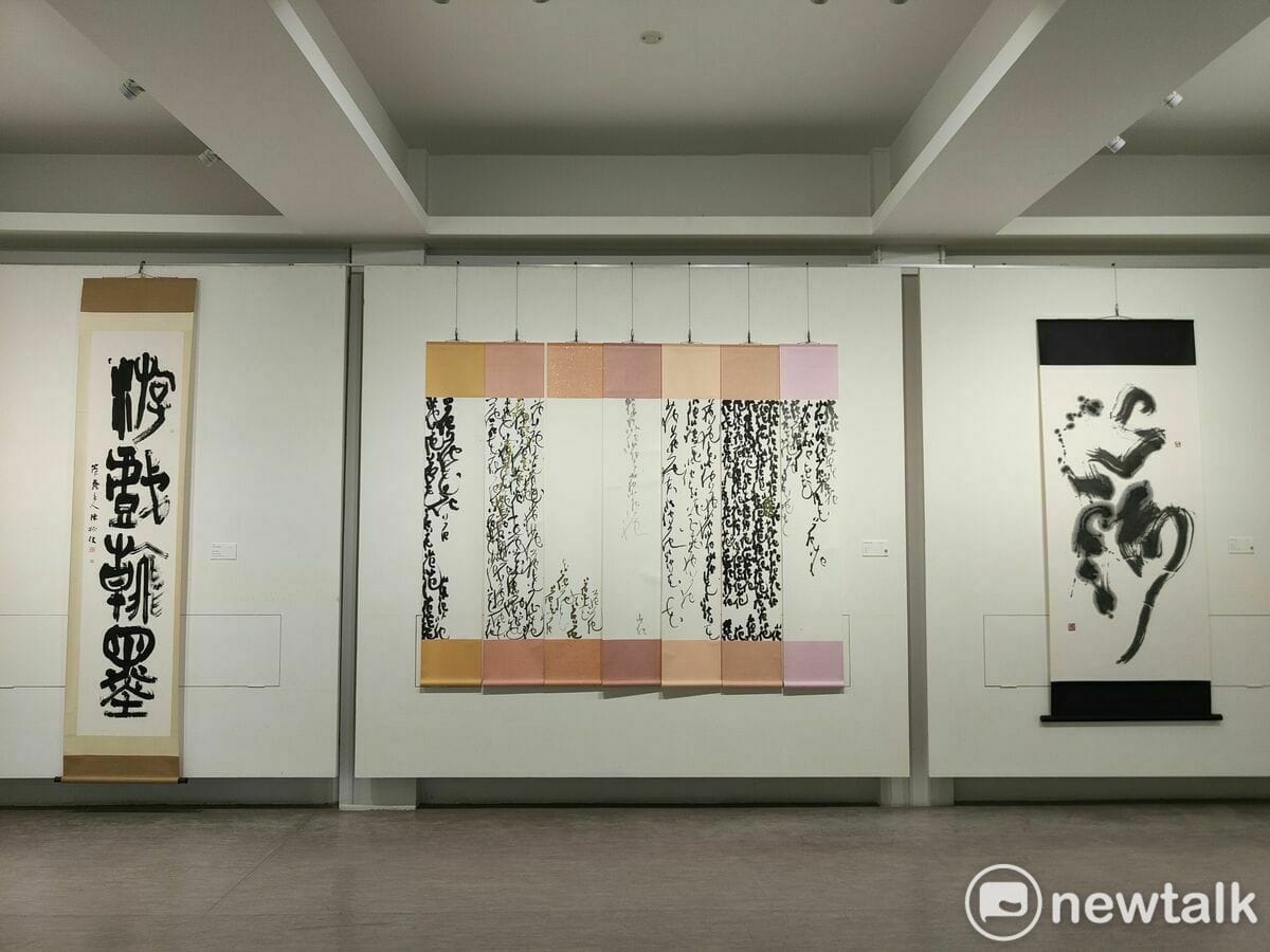「何如屋漏─2023明宗書篆主題展」讓藝術家透過不同的載體，實踐對書篆藝術表現的叩問，反思人類、自然、藝術的諸種課題，展出平面、裝置、光影、現成物等形式作品，運用水墨、壓克力顏料、環氧樹脂等媒材，豐富多彩。 圖：黃博郎／攝