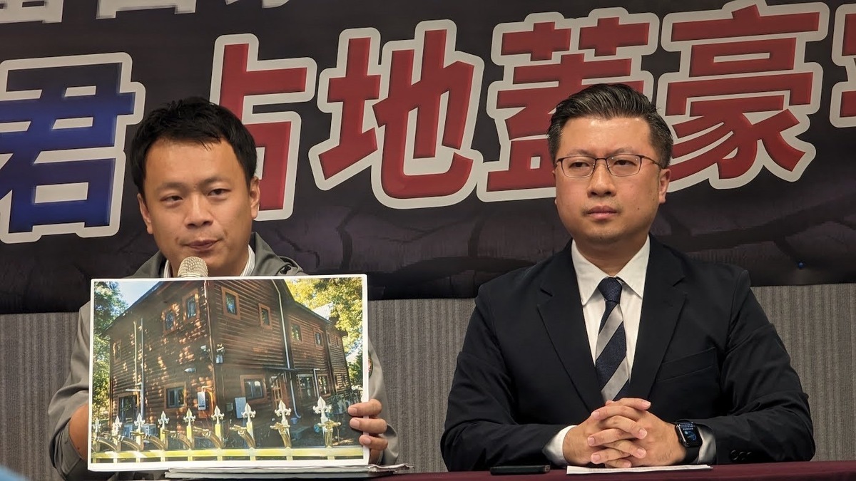 民進黨發言人張志豪（右）6日與同南投縣第一選區立委候選人蔡銘軒（左）、南投縣議員沈夙崢召開記者會 圖：民進黨提供