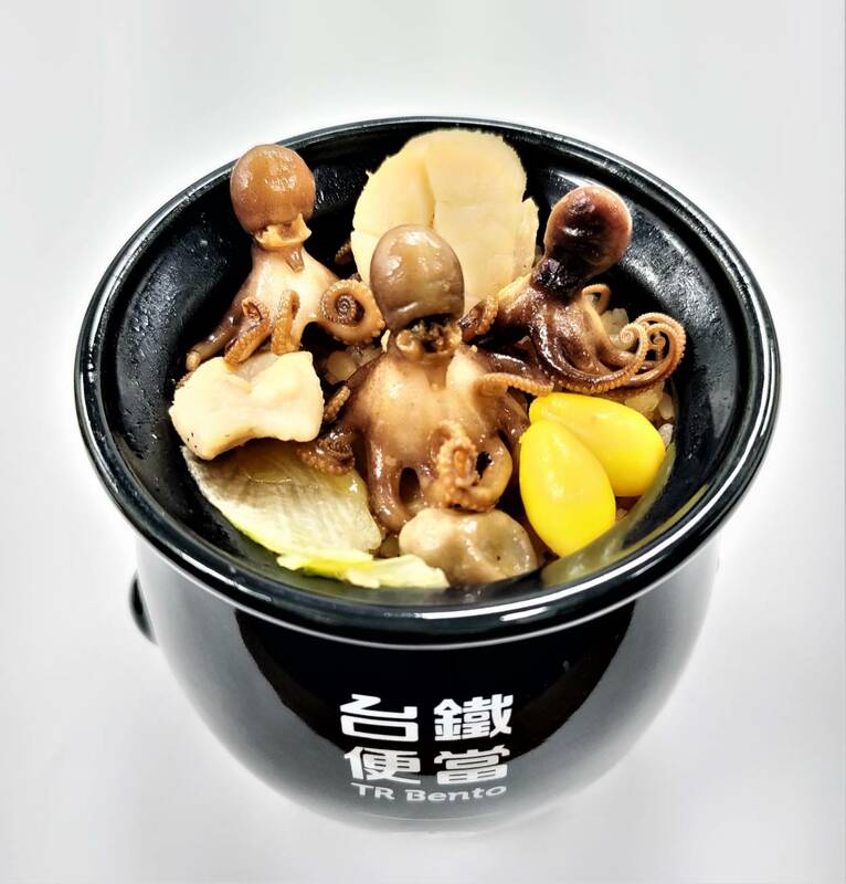 不僅使用淡路屋經典蛸壺章魚陶瓷便當盒，跳脫日式冷食便當盒的限制，便當還吃的到鮑魚飯及干貝等特色料理。 圖：台鐵局／提供