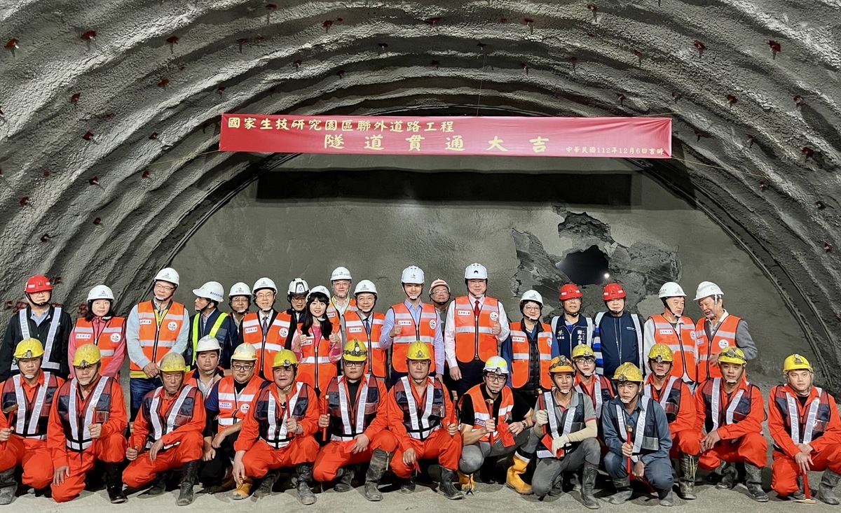「國家生技研究園區聯外道路工程」隧道貫通祝禱祈福典禮大合影。 圖：內政部提供