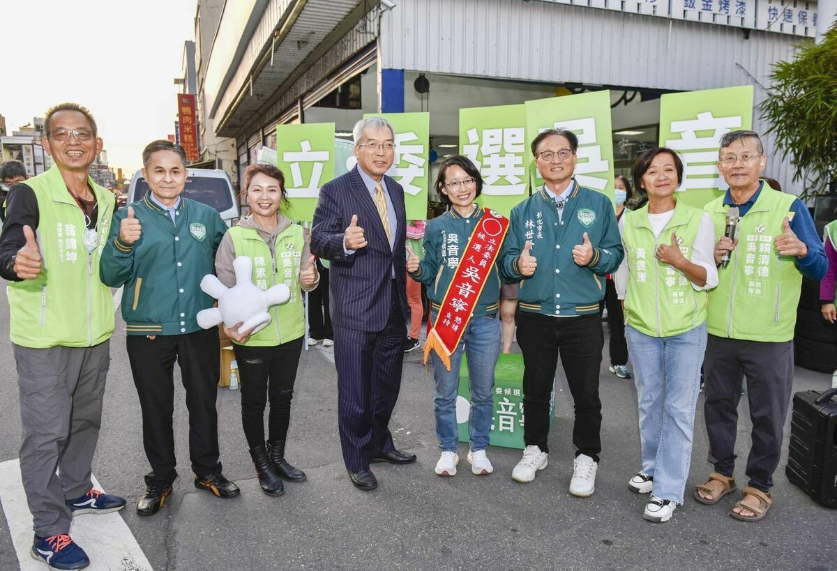 謝金河陪同吳音寧站路口拜票。 圖：吳音寧競總提供